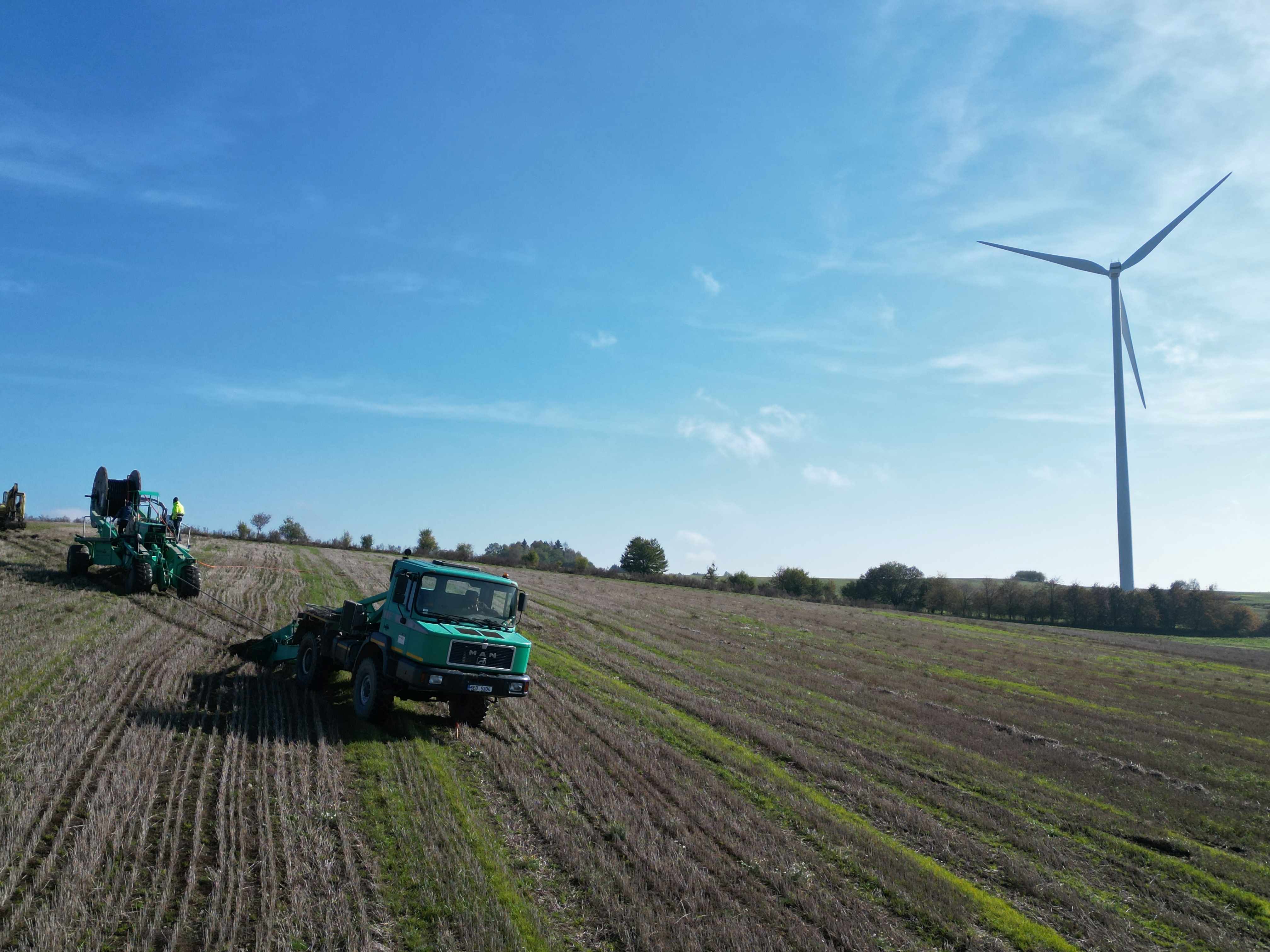 Vyvedení výkonu pro větrné a fotovoltaické elektrárny pluhováním